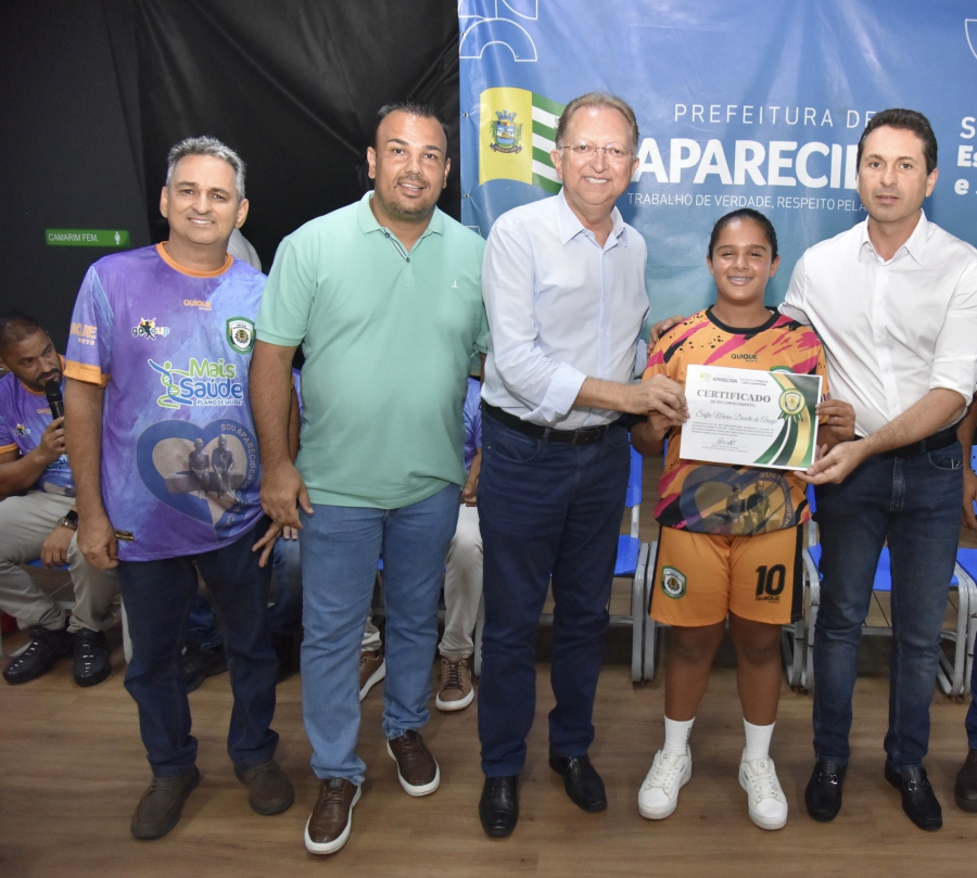 Prefeito entrega uniformes a atletas de aparecida para GO Cup