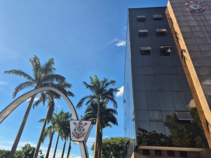 Racha entre Stábile e Tuma expõe crise de poder e paralisa bastidores do Corinthians