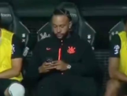 Memphis vira alvo do STJD após uso de celular em jogo do Corinthians. Saiba mais!