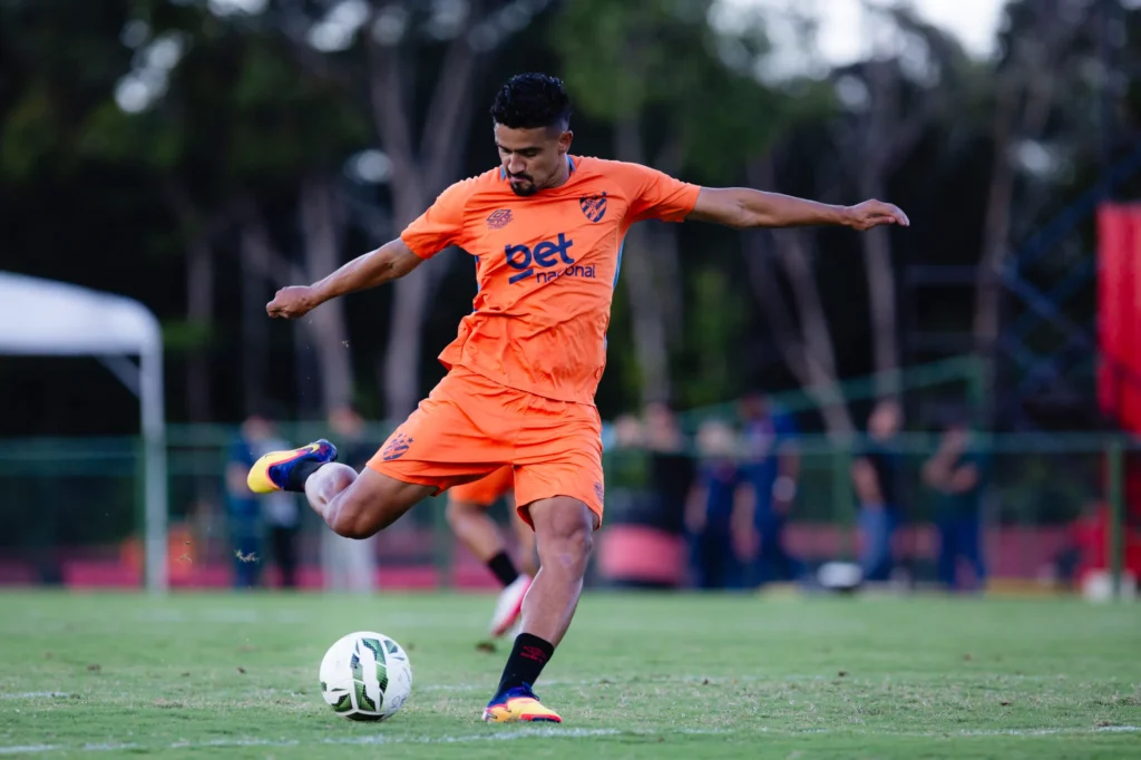 Goiás apresenta proposta oficial por zagueiro do Sport