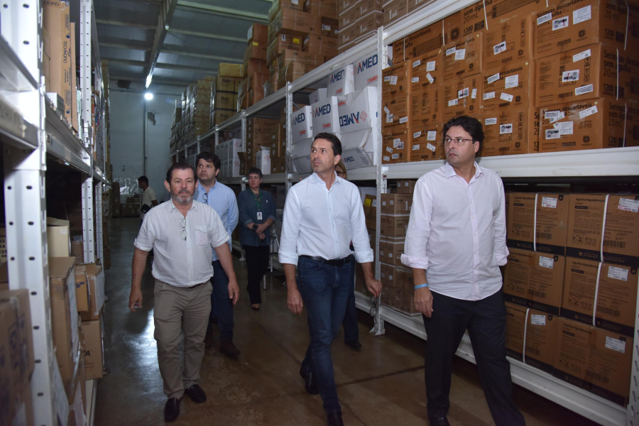 Vilela fiscaliza estoques e reforça abastecimento na Saúde
