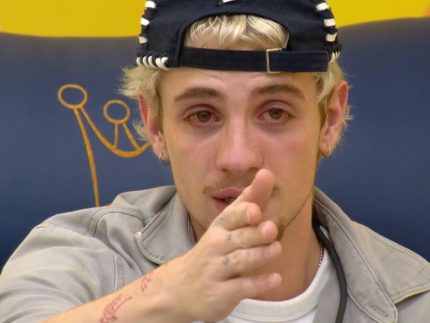 “BBB26”: Juliano Floss chora e cogita apertar o botão após briga feia com aliada