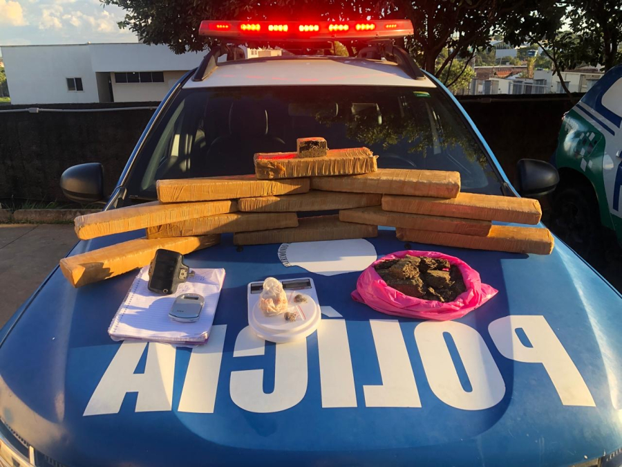 PM acaba com ponto de tráfico e acha drogas em fraldas