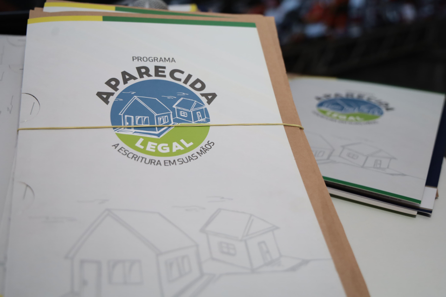 Prefeitura entrega 93 escrituras a famílias em Aparecida