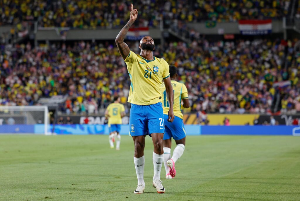 Brasil vence Croácia com gol de atacante que começou em cidade goiana