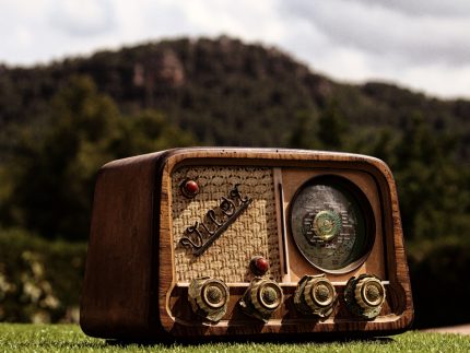 O rádio segue indispensável — na Copa do Mundo e em todo lugar