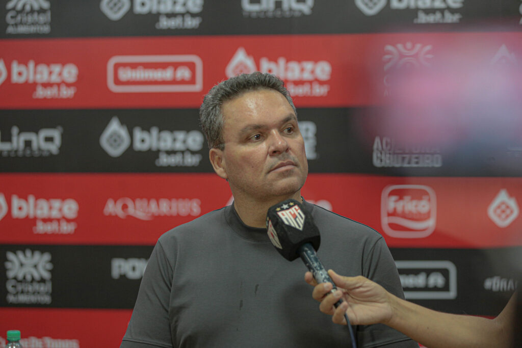 Após derrota do Atlético, Adson cobra elenco e fala sobre o trabalho de Eduardo Souza