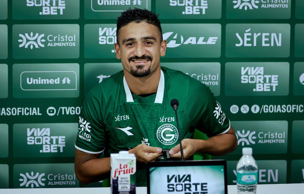 Ramon Menezes é apresentado no Goiás e fala sobre briga pela titularidade na defesa esmeraldina