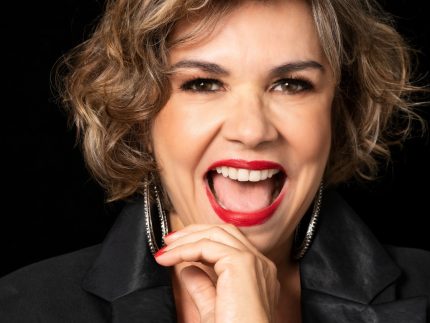 Stella Maria Rodrigues comemora 42 anos de carreira homenageando Paulo Gustavo