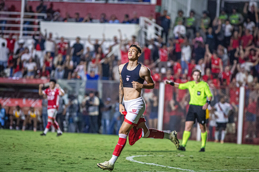 De virada e com falha bisonha do goleiro, Vila Nova vence o Atlético e conquista primeira vitória na Série B