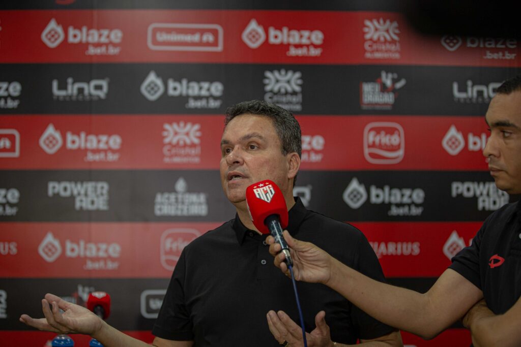 Presidente do Atlético, Adson Batista lamenta derrota no clássico: “Erramos individualmente…”