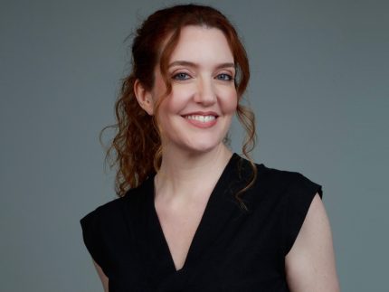 Larissa Maciel faz dobradinha entre TV e teatro