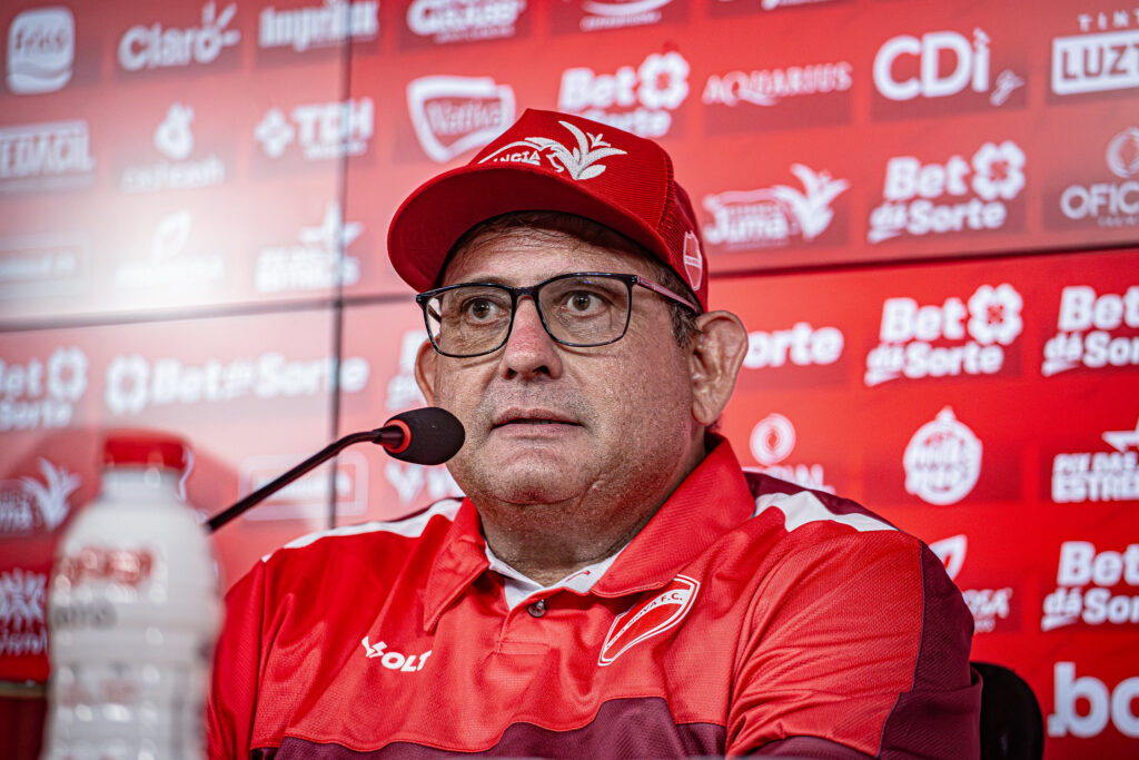 Guto comemora vitória do Vila Nova, mas prega cautela: “Nossa equipe ainda está longe do ideal…”