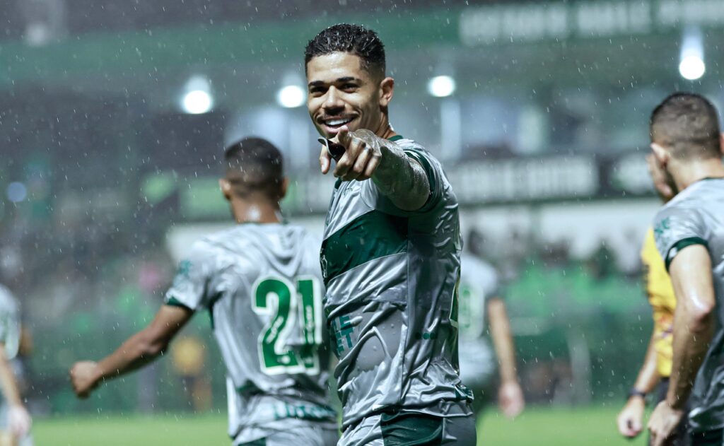 Lateral do Goiás passa por cirurgia e desfalca time nas próximas rodadas da Série B