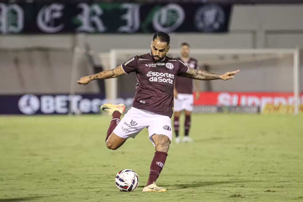 Atlético aguarda liberação para definir situação do volante Netinho