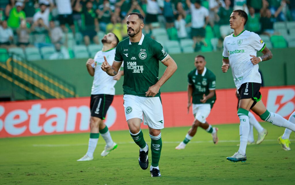 Artilheiro do Goiás, Anselmo Ramon comemora início de temporada e compartilha méritos