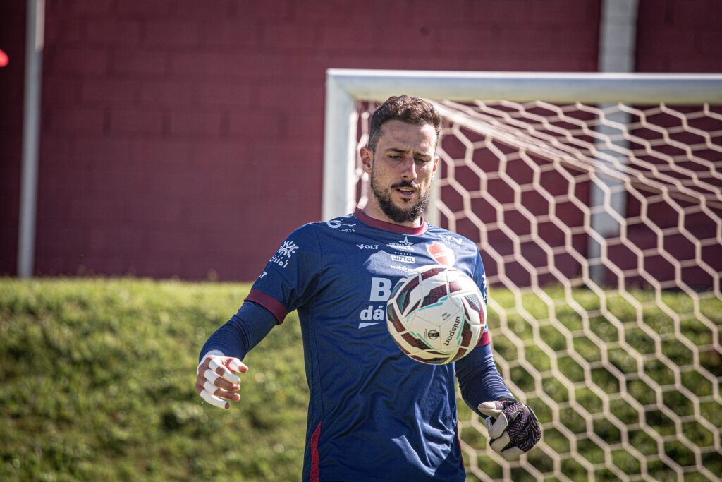 Helton Leite garante Vila Nova focado no acesso e elogia trabalho de Guto Ferreira