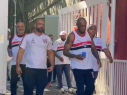 Torcida do São Paulo entra no CT, cobra diretoria e pede saída de dirigente