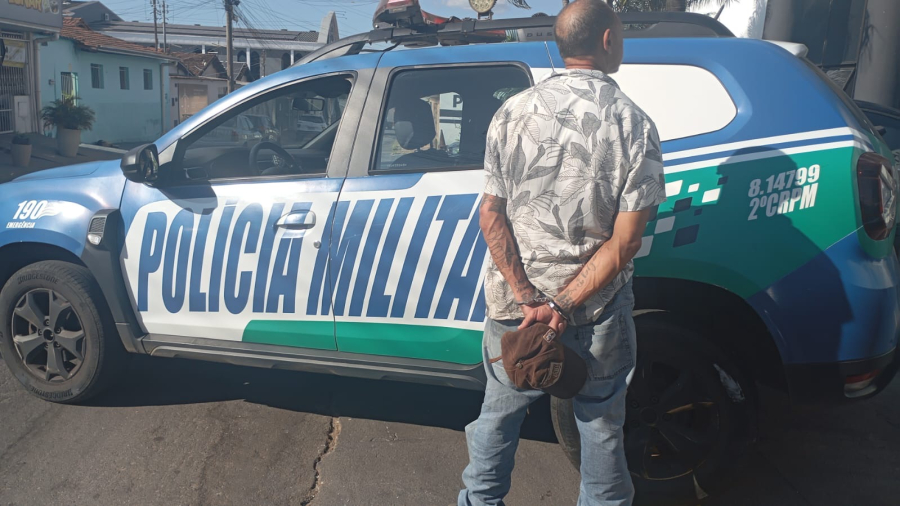 Homem com tornozeleira é preso por tentar furtar em farmácia