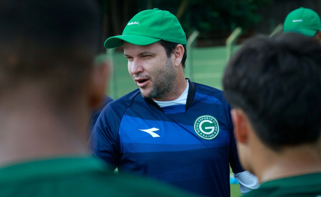 Após sequência negativa no Goiás, Daniel Paulista fala sobre pressão no cargo e mudanças na equipe