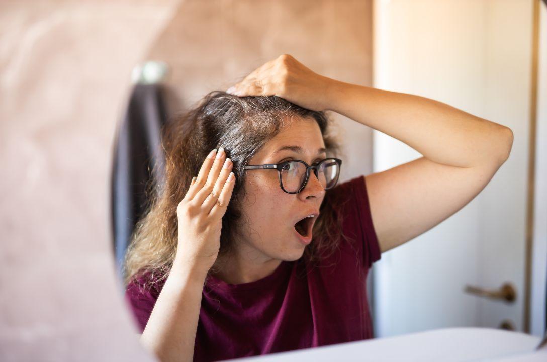 Cabelos brancos podem voltar à cor natural? Entenda!