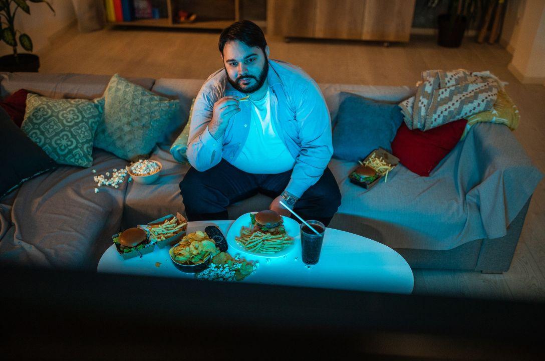 Jantar tarde faz mal? Descubra os impactos no seu corpo
