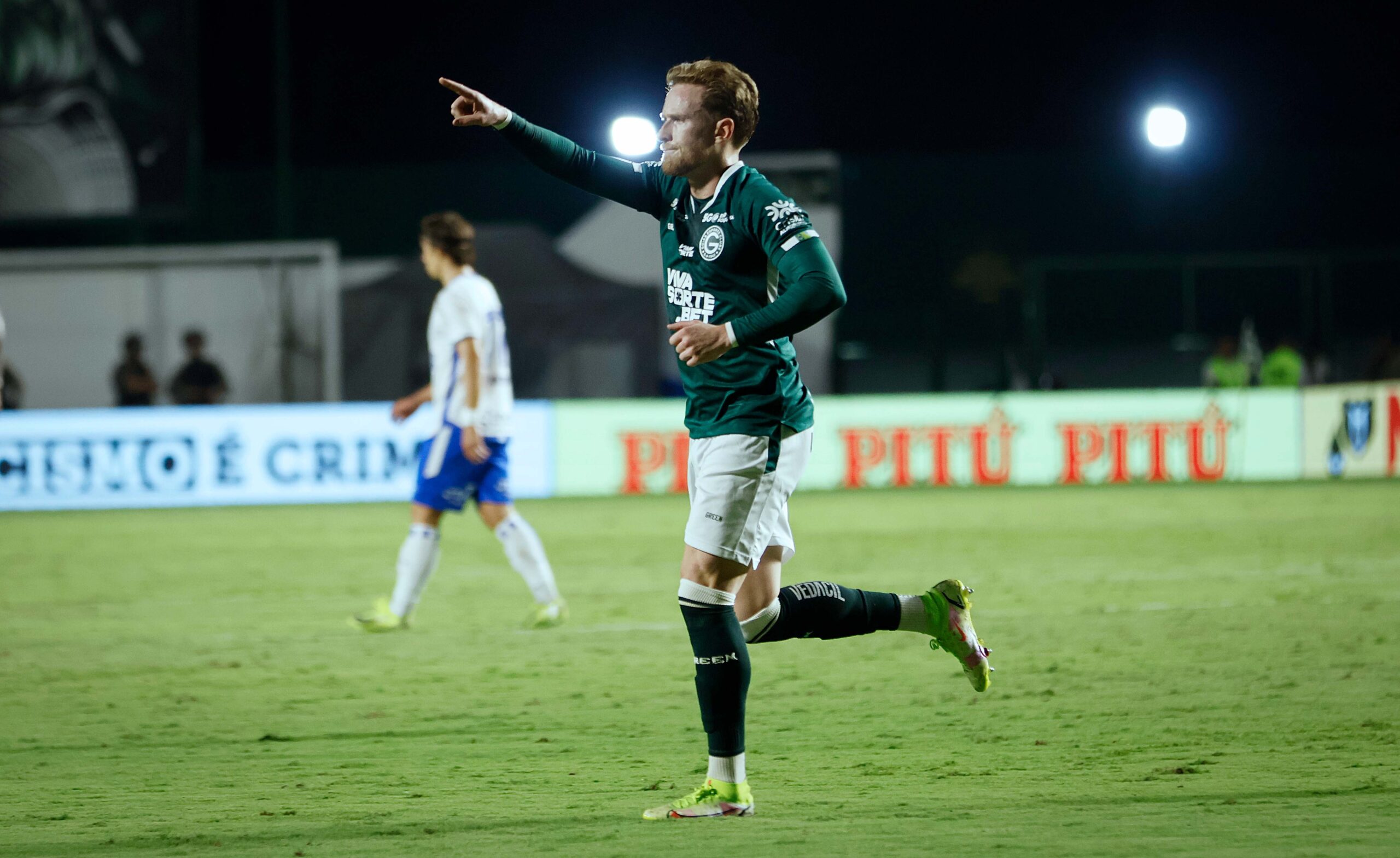 Goiás vence Avaí de virada e dorme na liderança da Série B