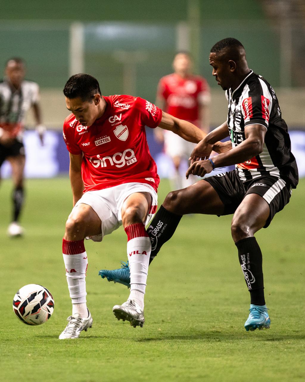 Vila Nova marca nos minutos finais, vence o Athletic e fecha 6ª rodada na liderança da Série B