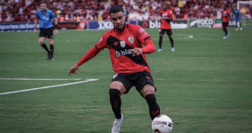 Após ser suspenso por manipulação de resultados, Moraes assina com clube do futebol goiano
