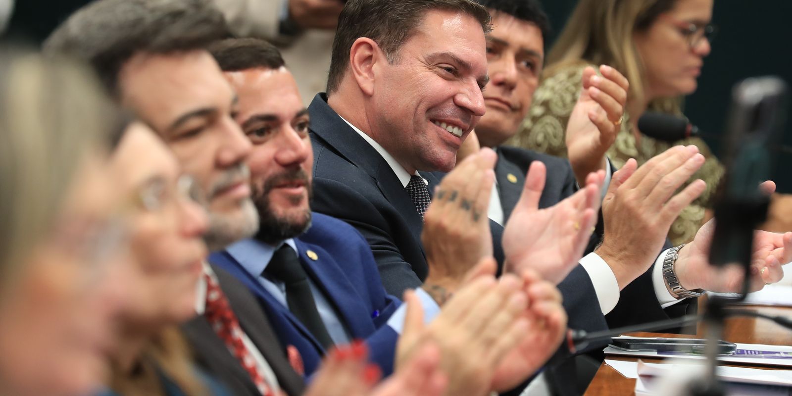 Câmara suspende ação penal contra Ramagem por atos do 8 de janeiro