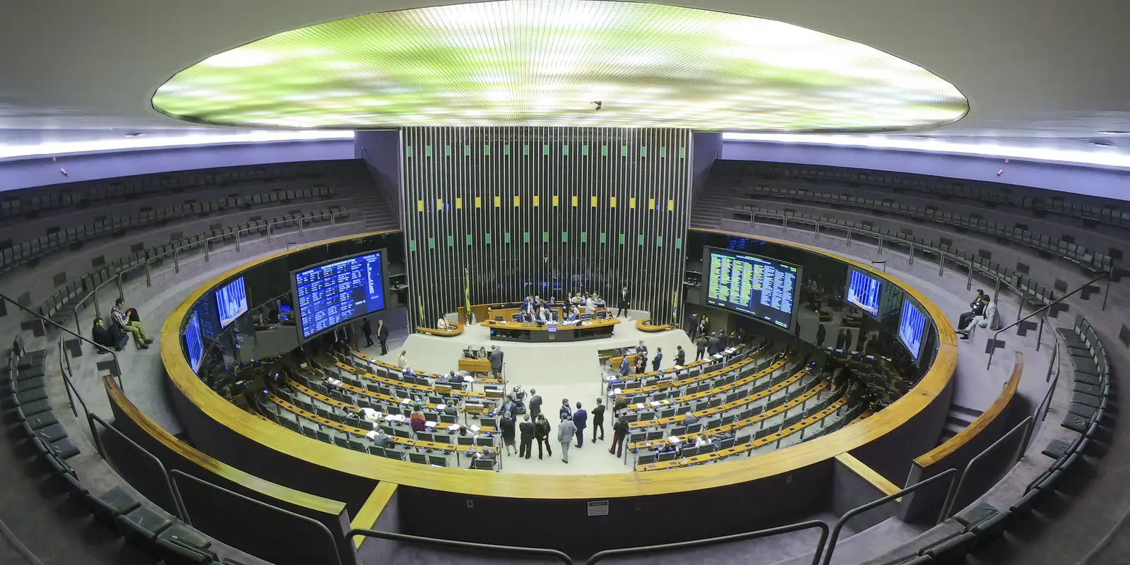 Especialistas veem manobra jurídica em decisão da Câmara sobre golpe