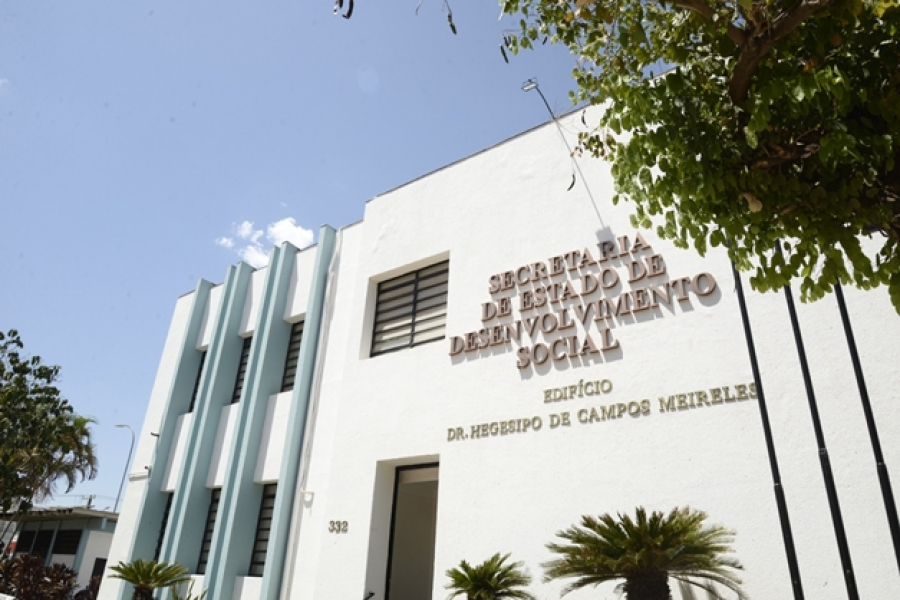 Governo de Goiás abre inscrições para processo seletivo com salário de até R$ 10,8 mil; confira