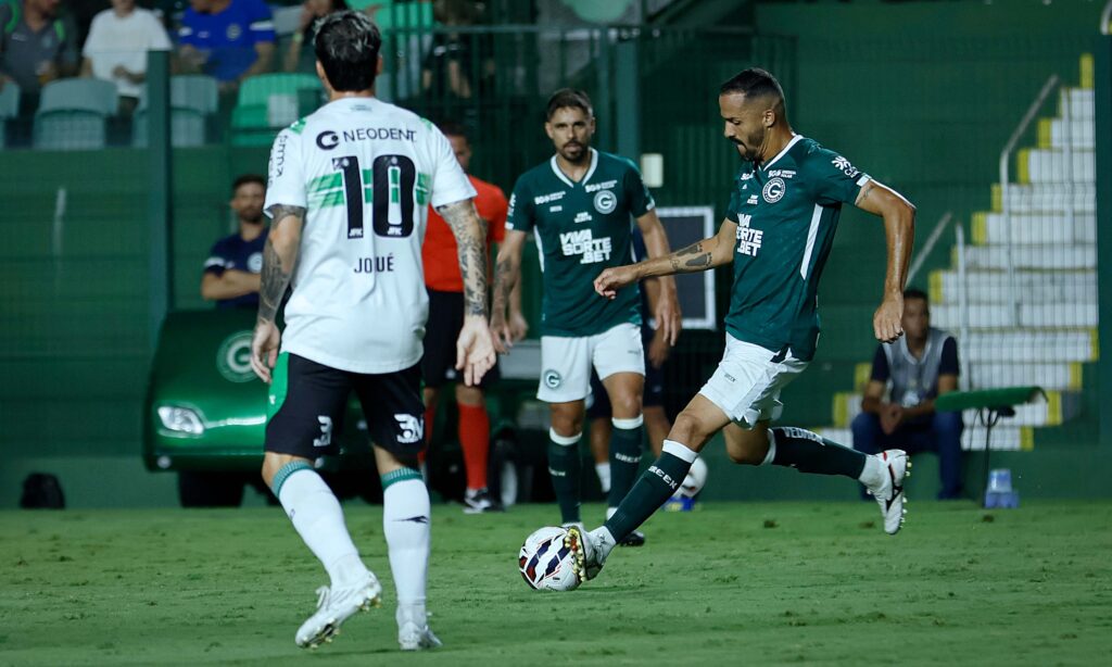 Goiás vence Coritiba e assume liderança provisória da Série B