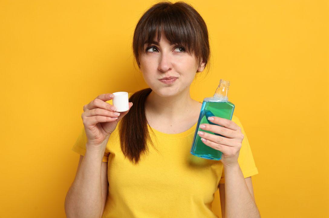 Você realmente precisa de enxaguante bucal? Para que ele serve?