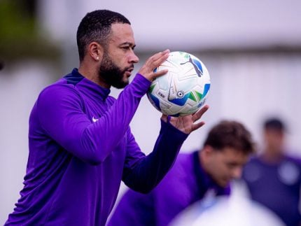Memphis Depay sofre torção no tornozelo e desfalca Corinthians na Sul-Americana