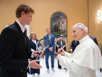 Fã de tênis, Papa Leão XIV recebe o tenista Jannik Sinner no Vaticano