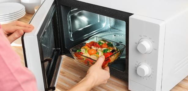 Proibidões do micro-ondas: 7 alimentos que você não deve aquecer nele