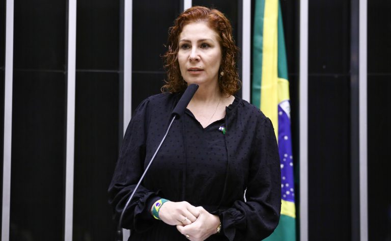 Carla Zambelli culpa hacker e diz que vai recorrer contra prisão decretada pelo STF