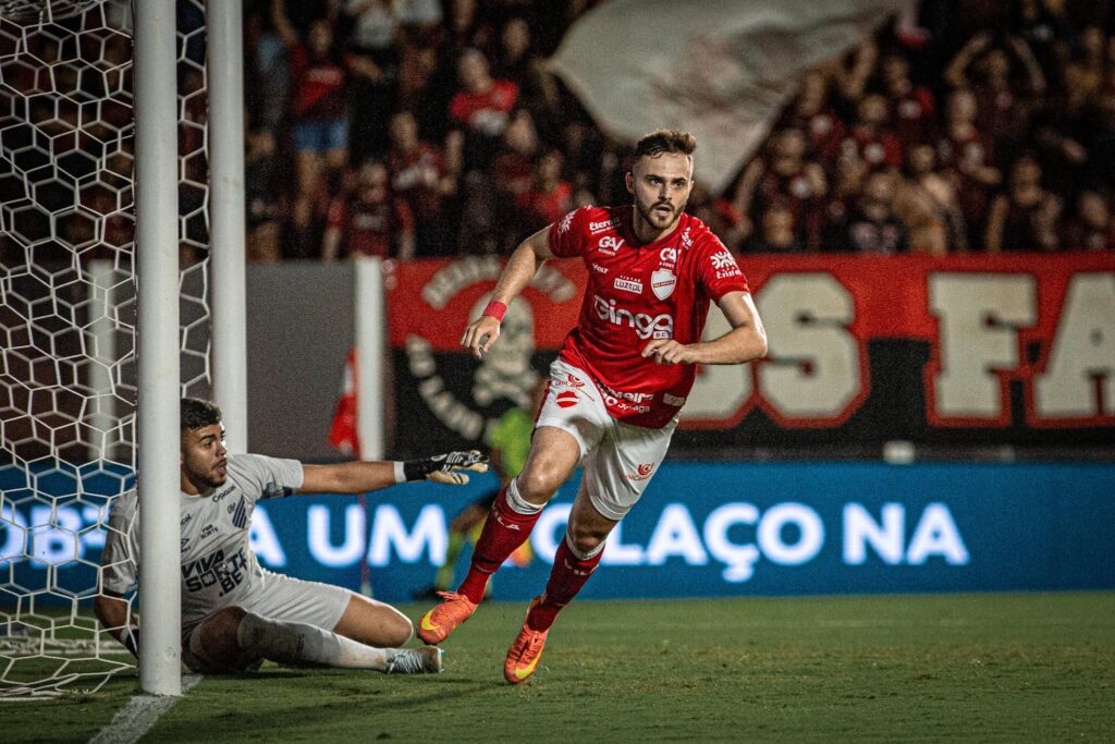 Vila Nova vence Athletico e pula para vice-liderança da Série B