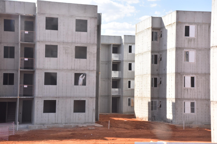 Prefeito confere construção de 768 apartamentos populares em Aparecida