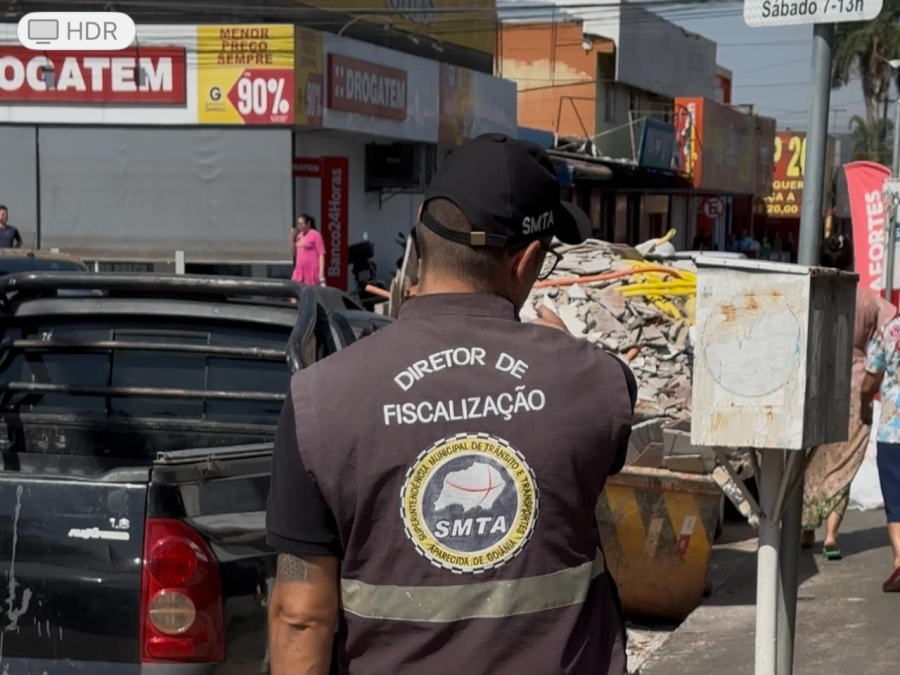 Prefeitura de Aparecida desobstrui calçadas ocupadas no Centro