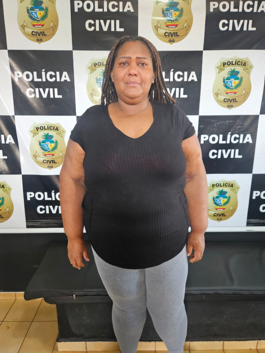 PCGO prende mulher que usava fotos falsas e aplicou golpe de R$ 50 mil
