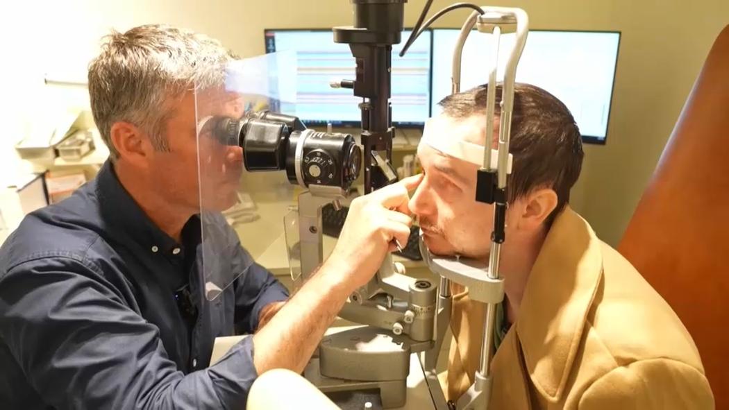 Homem recupera a visão após ter dente 'implantado' no olho