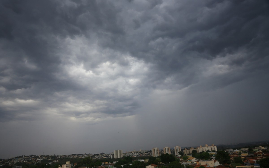 Frente fria deve amenizar calor e provocar chuva em Goiás