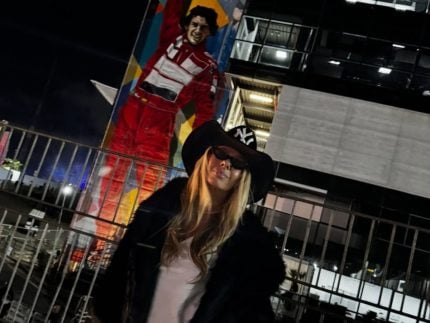 Adriane Galisteu posa em frente a mural de Ayrton Senna durante festival