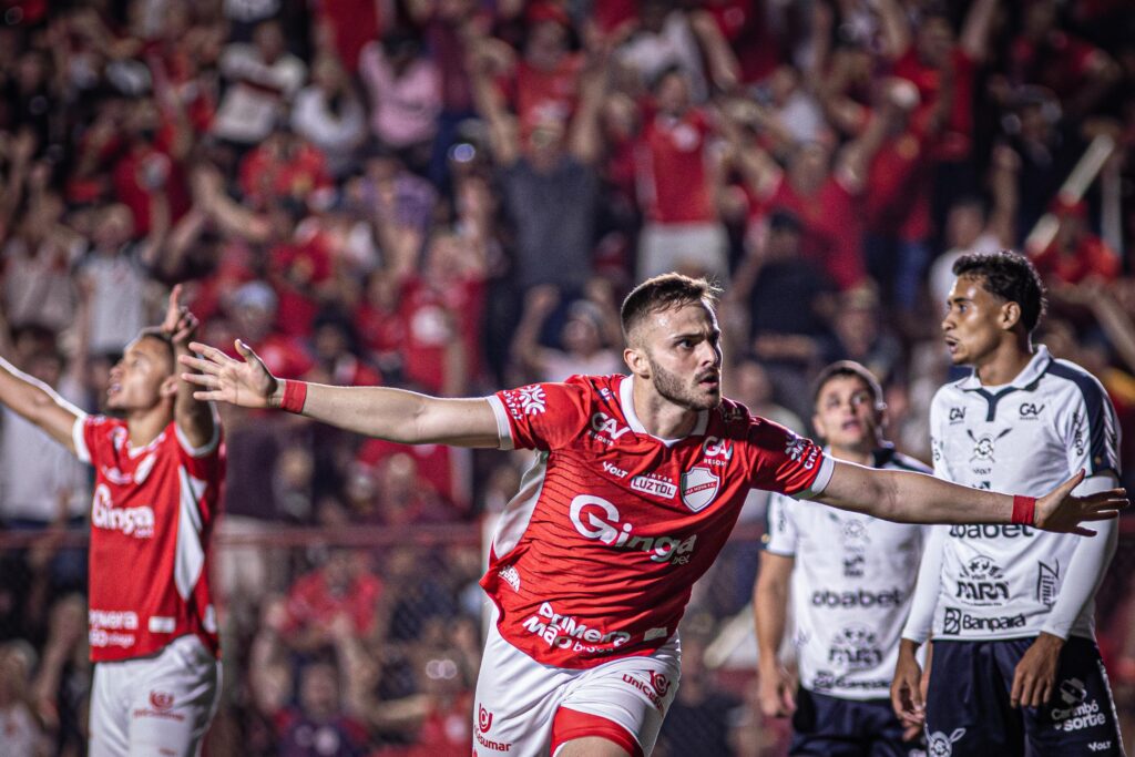 Poveda lamenta empate do Vila Nova, mas segue acreditando no acesso