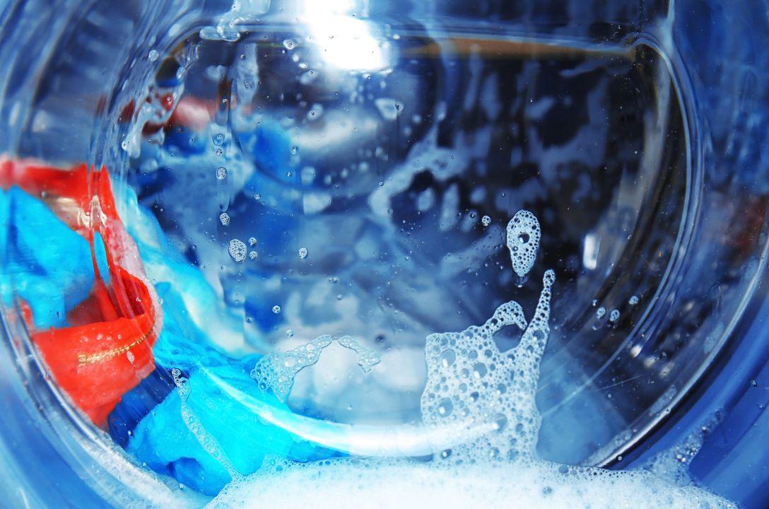 Pode usar detergente na máquina de lavar? O que acontece?