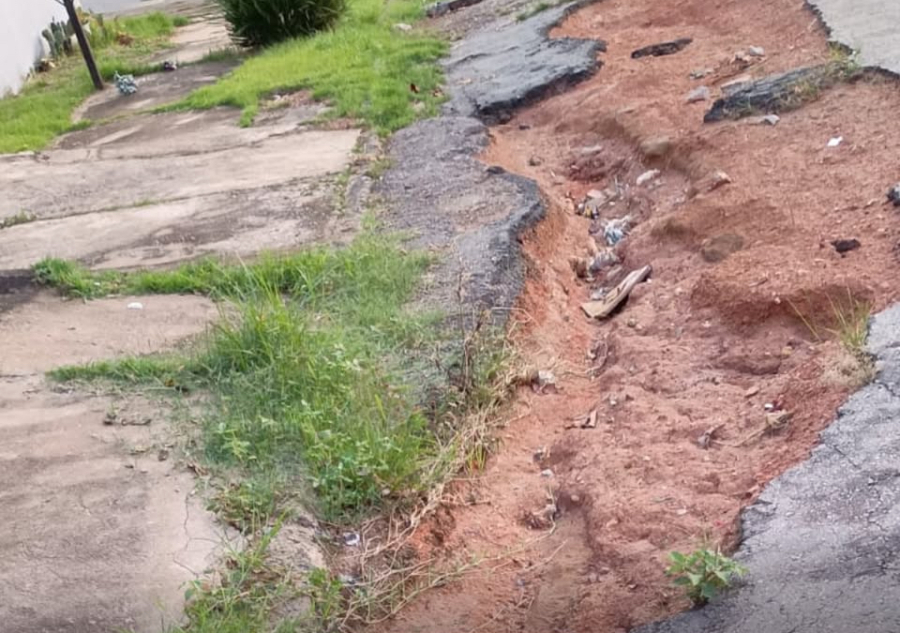 Buraco preocupa moradores do Itapuã, em Aparecida, antes das chuvas