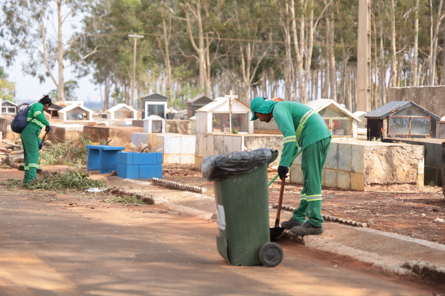 Prefeitura faz manutenção nos cemitérios de Aparecida para Finados