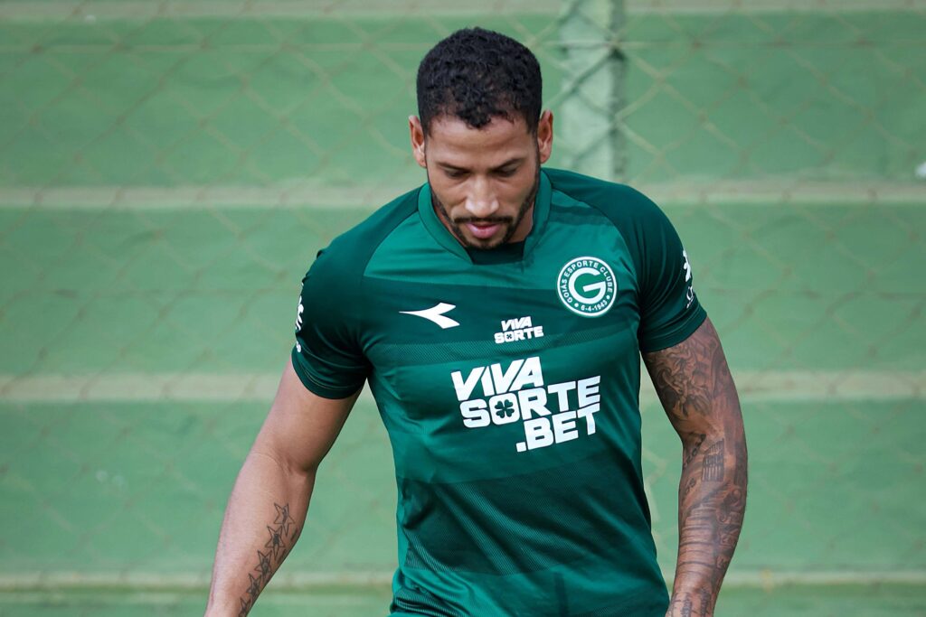 Goiás tem desfalque importante e retorno confirmado para encarar o Athletico na Serrinha